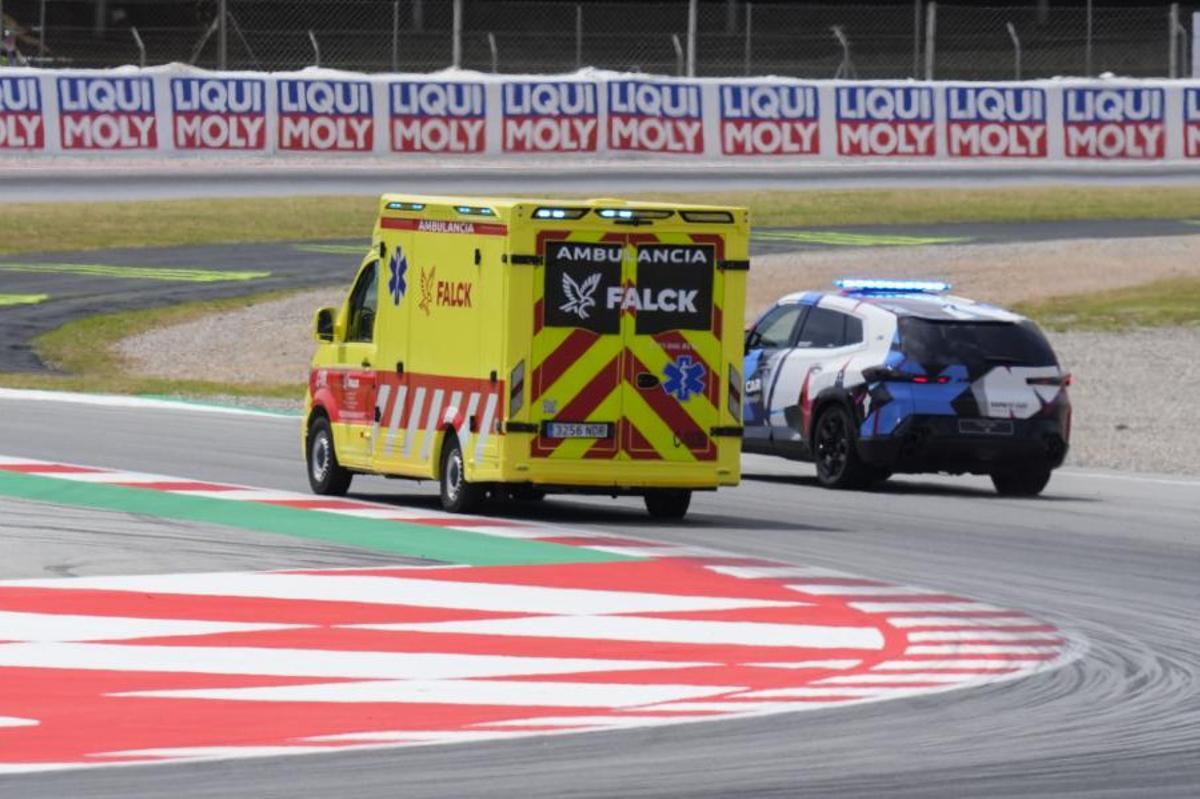 Los operarios retiran la moto del piloto español de Moto GP Álex Márquez del equipo BK8 Gresini Racing tras su caída durante la carrera del Gran Premio de Cataluña