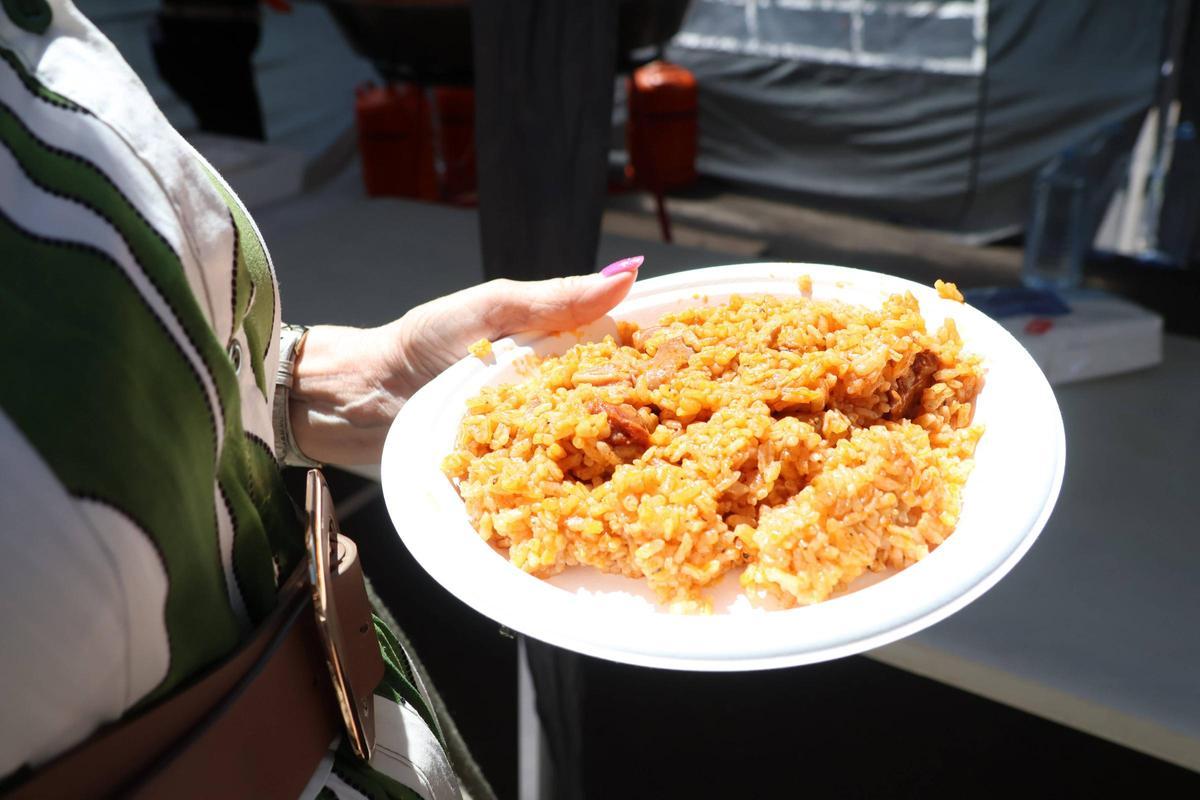 Los vecinos de Los Bloques degustan un arroz a la zamorana en las fiestas