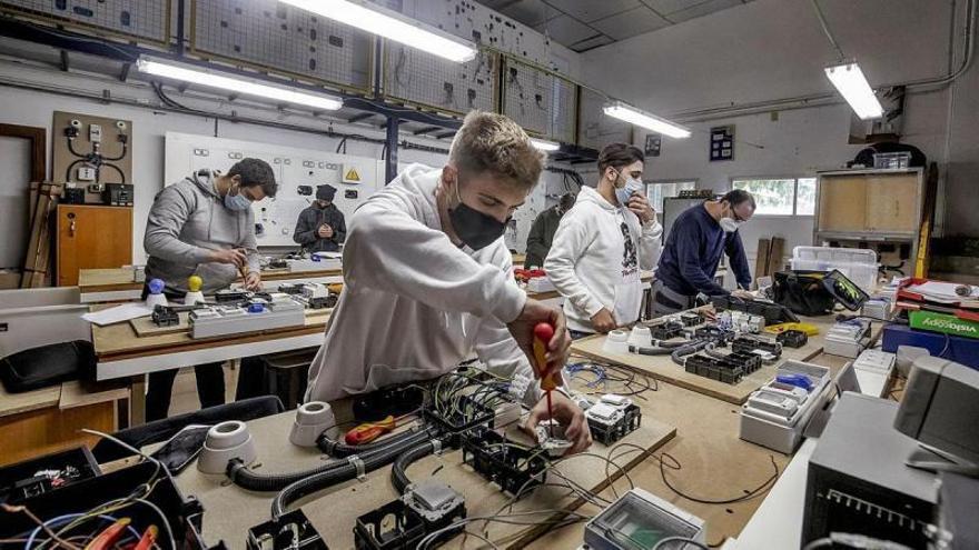 Imagen de archivo de varios alumnos de FP en una de las aulas del Joan Taix. | 