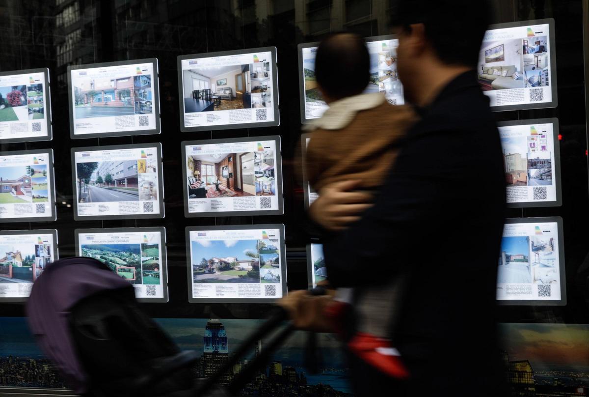 Escaparate de una agencia inmobiliaria.