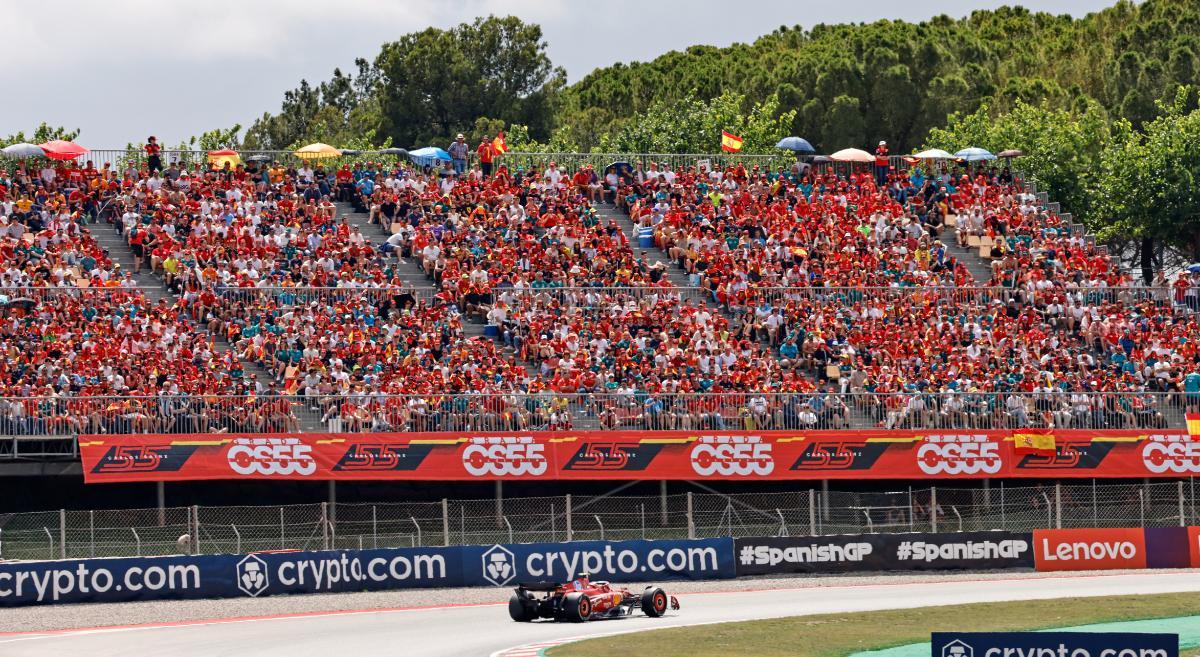La afición siempre se vuelca con Carlos Sainz en su grada CS55 en el Circuit