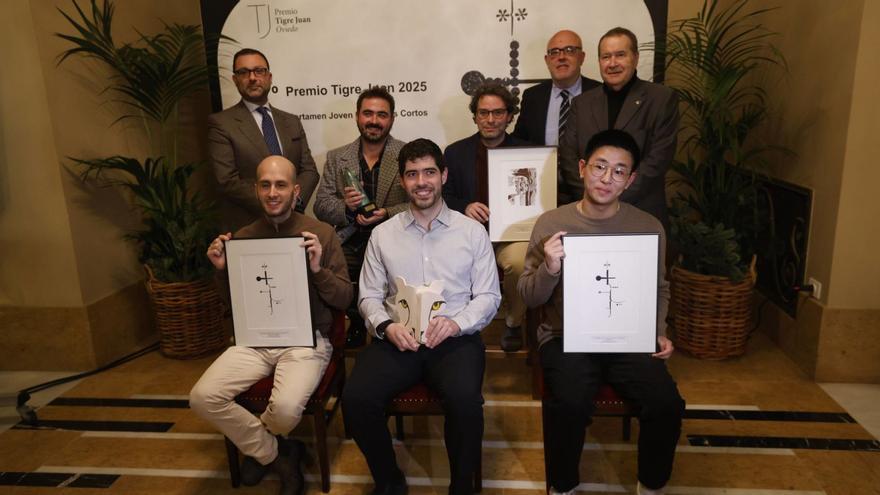 Por la izquierda, detrás, David Álvarez, Andrés Restrepo, Miguel Ángel González, Javier Gámez y Pedro Sánchez Lazo; delante, Adrián de la Fuente, José Francisco Carreño y Pablo Hu, posando delante del cartel, obra de Pablo de Lillo. | LUISMA MURIAS