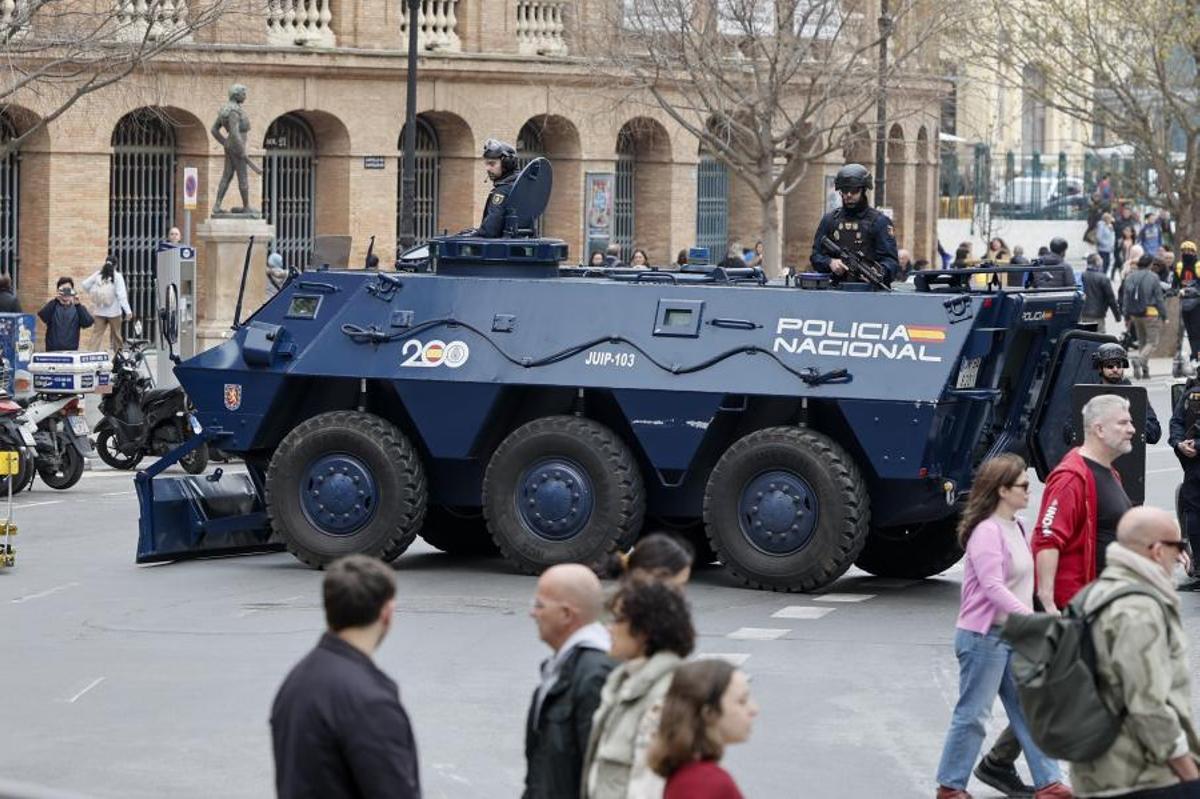 Un vehículo de interposición de la UIP de la Policía Nacional, desplegado en Valencia durante estas fallas. Manuel Bruque EFE