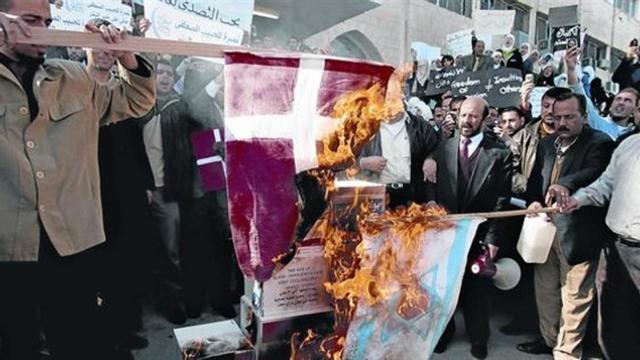 AGRAVIADOS Manifestación en Amman (Jordania), el 7 de febrero del 2006, contra la publicación de las viñetas de Mahoma. Los musulmanes que salieron a la calle fueron una minoría, activa y ruidosa.