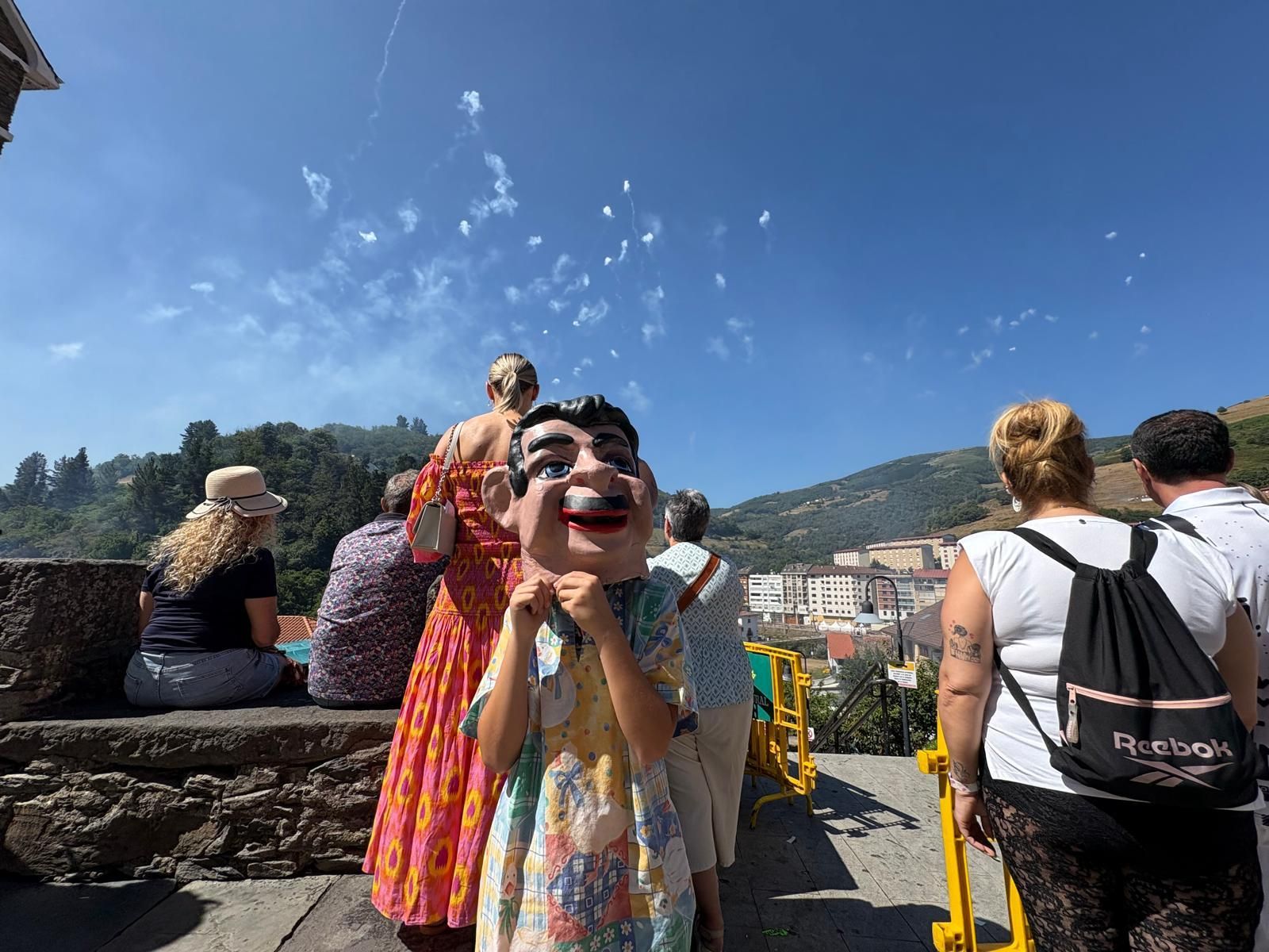 Los gigantes y cabezudos llenan de color y música Cangas del Narcea