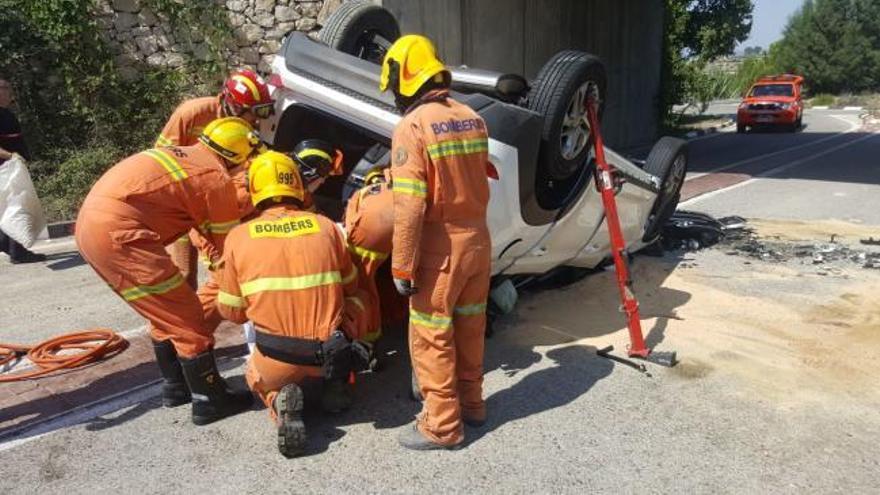 Muere un conductor tras caer por un terraplén en La Pobla del Duc