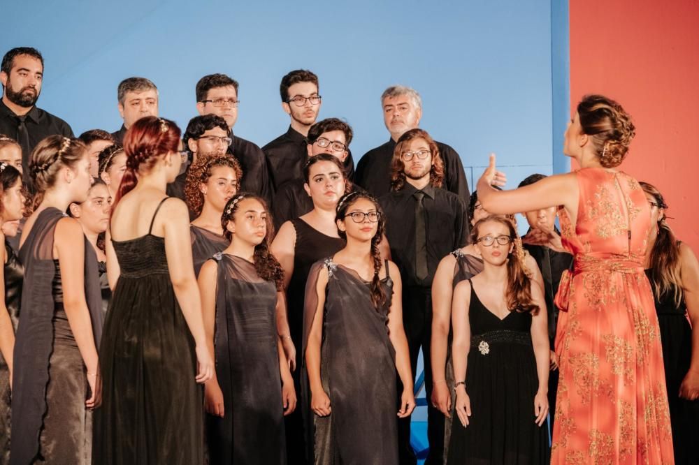 La participación de los coros locales protagonizó la gala de clausura del Certamen Internacional de Habaneras y Polifonía de Torrevieja