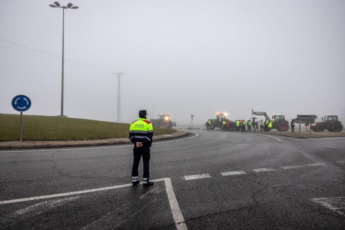 Agricultores catalanes bloquean la A-2 a la altura de Fondarella (Pla dUrgell) con sus tractores durante las protestas para pedir mejores condiciones para el sector