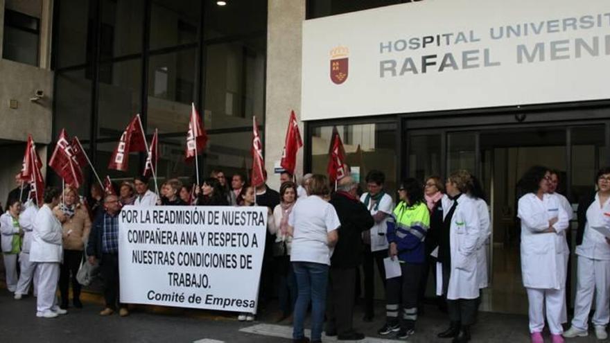 Los trabajadores del servicio de limpieza del hospital Rafael Méndez se concentraron ayer en la puerta del centro.
