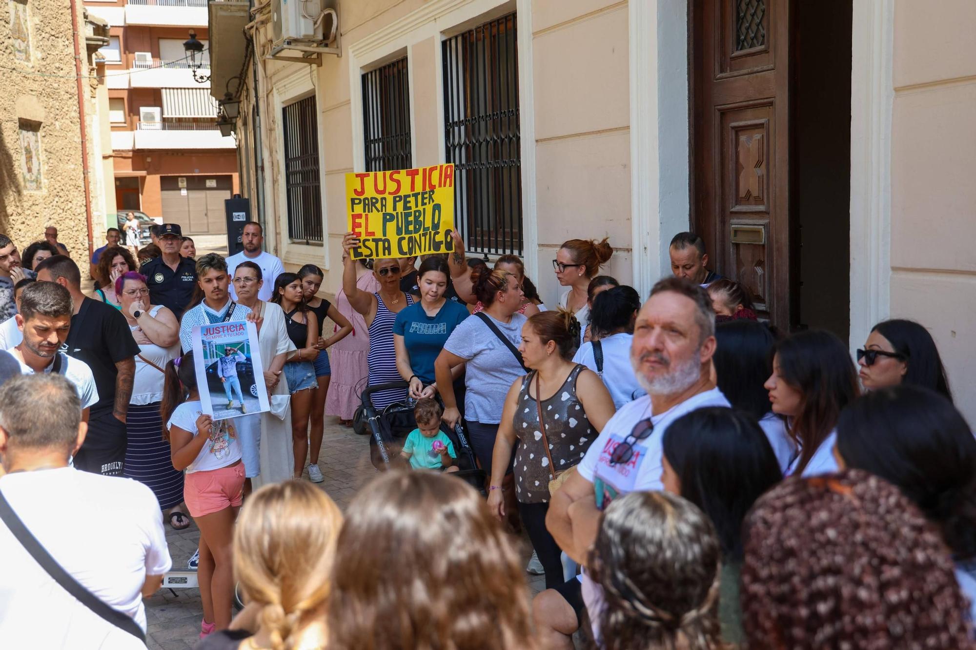Familiares y amigos de Petar Krasimirov, asesinado a cuchilladas en Carcaixent, guardan un minuto de silencio