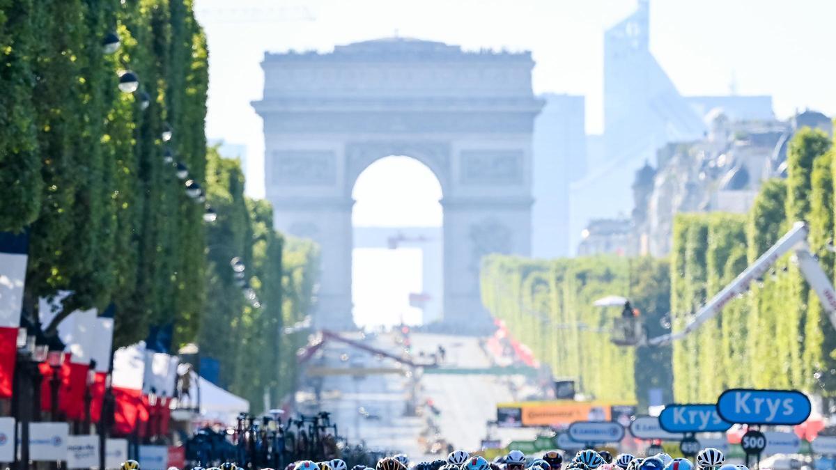 Archivo - El pelotón del Tour de Francia, a su paso por los parisinos Campos Elíseos.