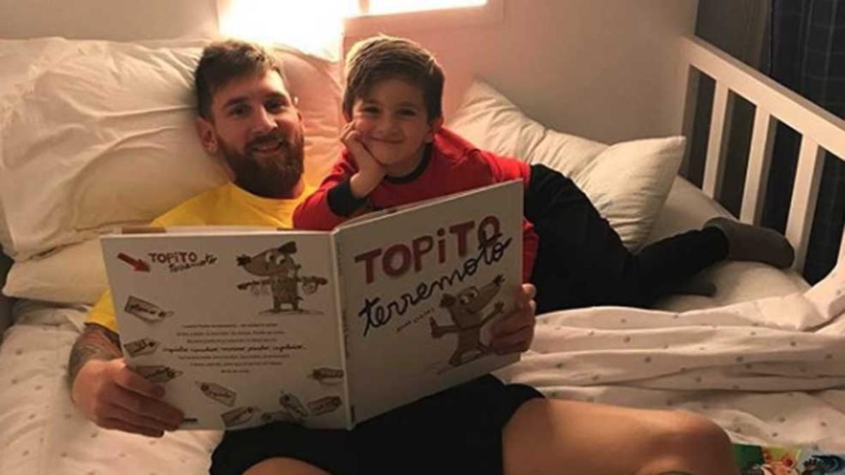 Leo Messi, estirado en la cama junto a su hijo Thiago