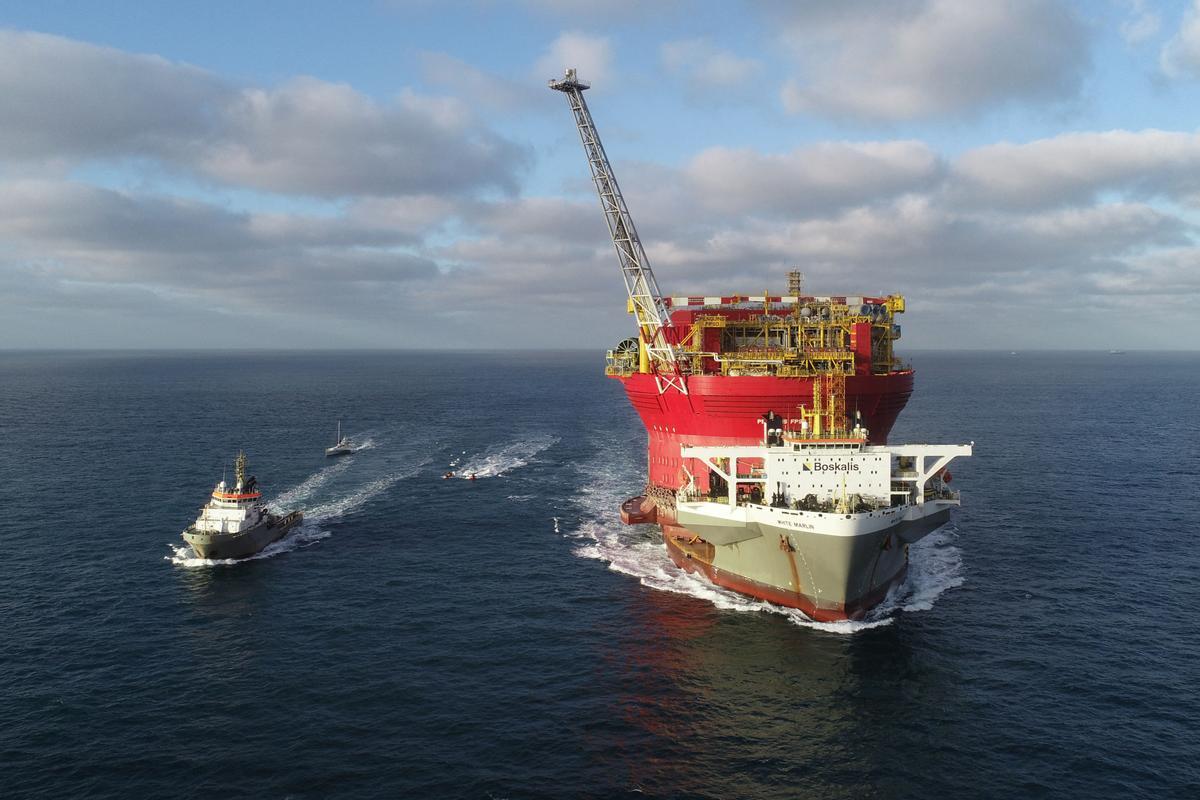 Ecologistas de Greenpeace colocaron una pancarta en una acción en una plataforma de Shell, en el Mar del Norte, para expandir un yacimiento de petróleo y gas existente, frente a la costa de Cherburgo, en el noroeste de Francia