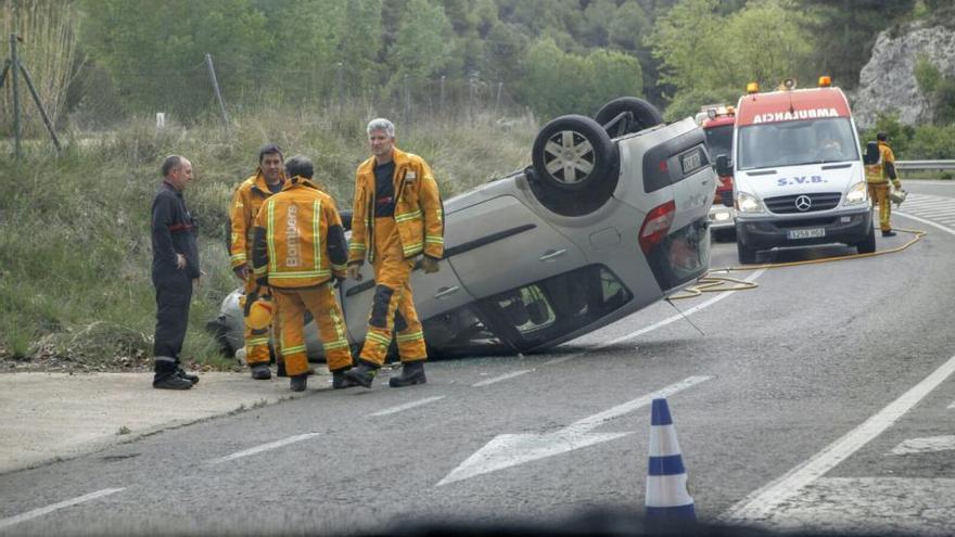 El coche ha quedado volcado junto a una casa, en las curvas de Molí Payá