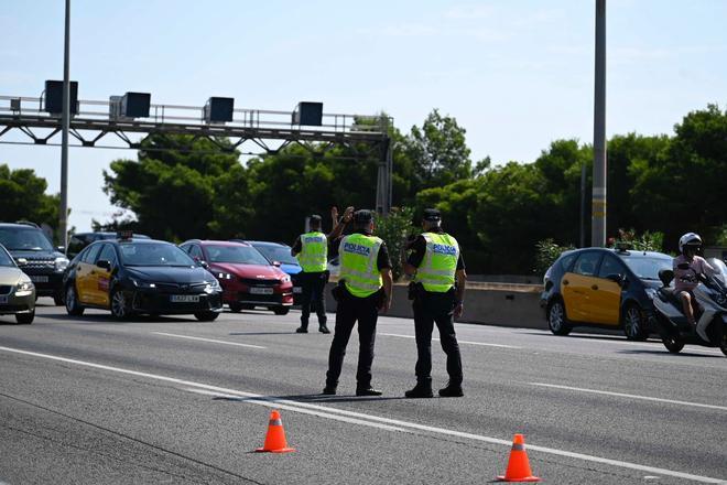 Despliegan la "operación Jaula" en los accesos de Barcelona para dar con Puigdemont