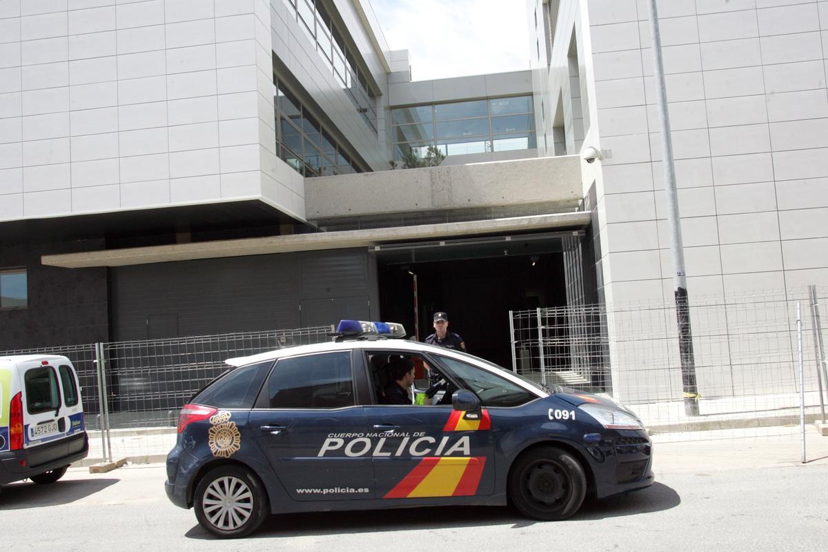 Vehículo de la Policía Nacional junto a la Comisaría de Mérida.