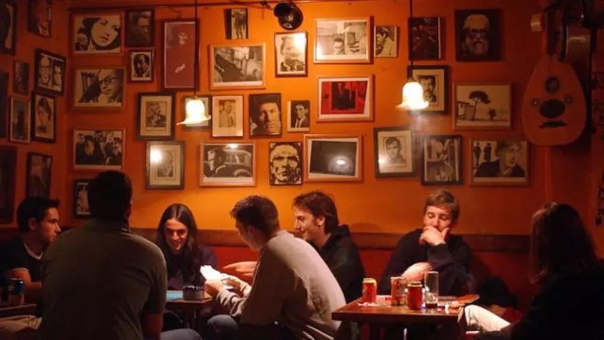 Interior del Café Uf, situado en la calle Pracer.