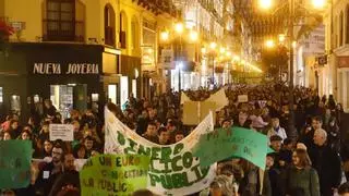 Una masiva manifestación en Zaragoza cierra la huelga educativa: "Va a la concertada dinero público de nuestros bolsillos"
