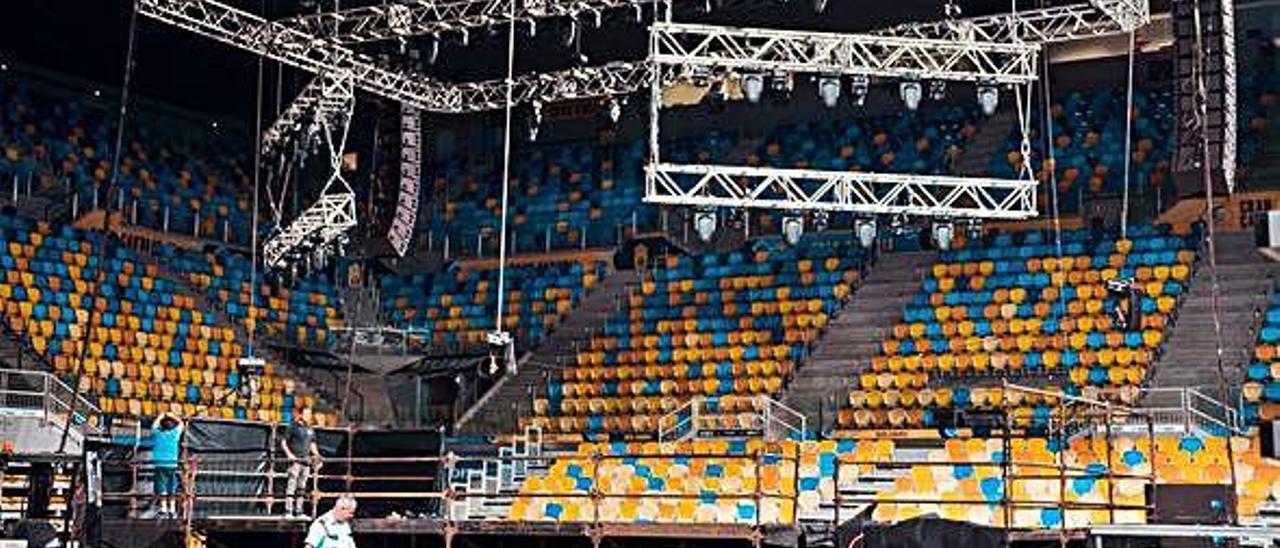Montaje del escenario para un concierto en el pabellón Gran Canaria Arena.