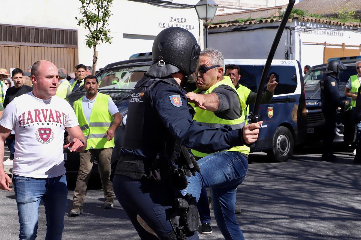 Un agricultor lanza una patada a un agente de Policía en una protesta en febrero.