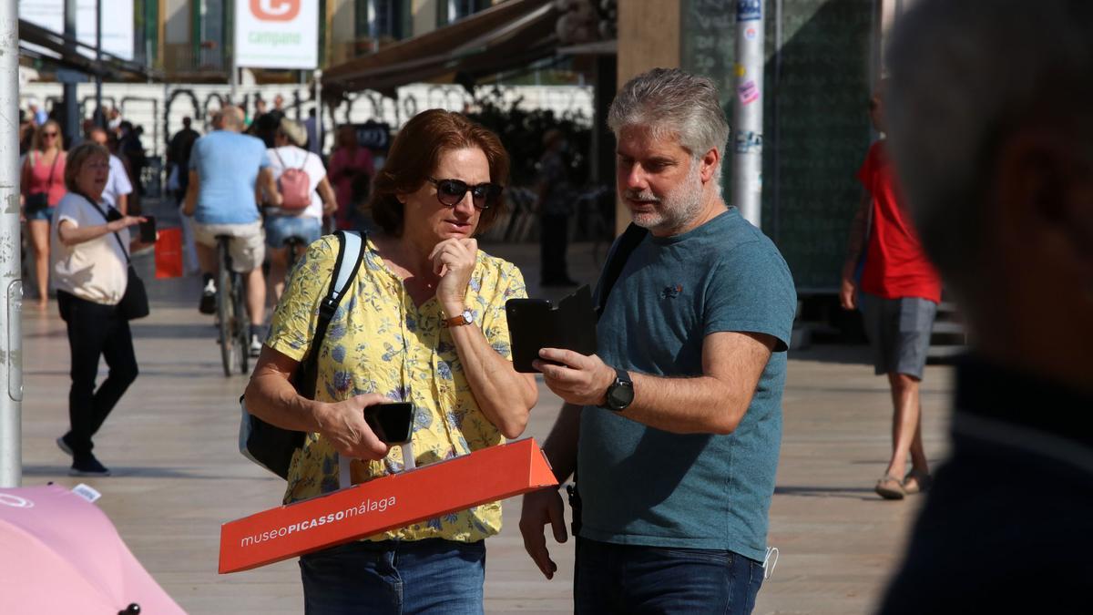 Turistas pasean por la calle Alcazabilla y el entorno del teatro romano.