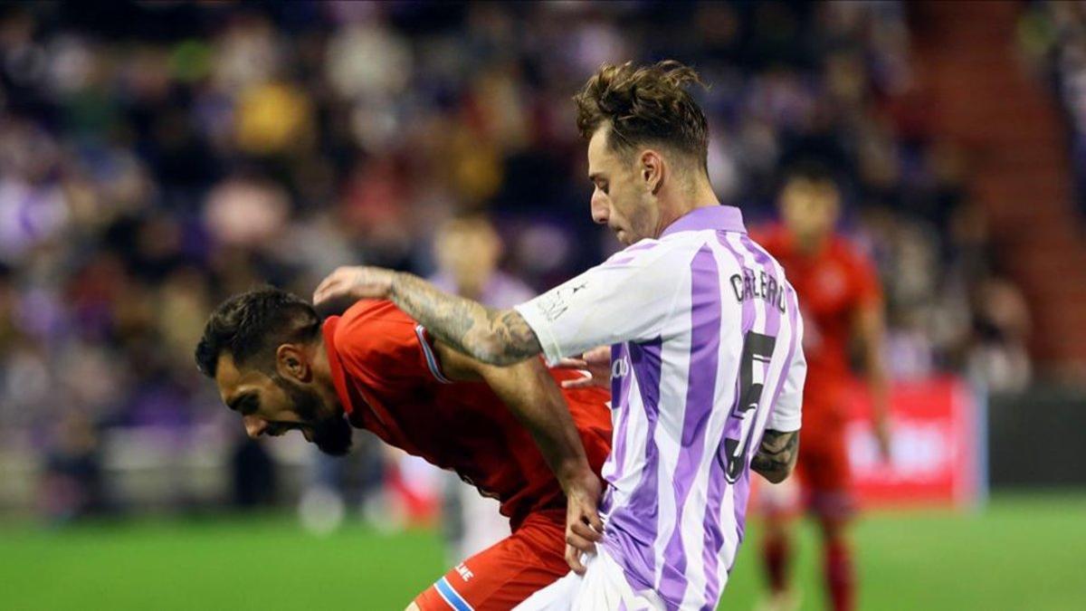 Calero y Borja Iglesias durante el Valladolid-Espanyol