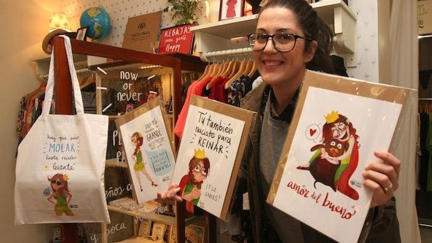 La ilustradora malagueña Pedrita Parker muestra varios de sus productos en la tienda Mr. Koala, en la calle de los Mártires, junto al Museo Thyssen.