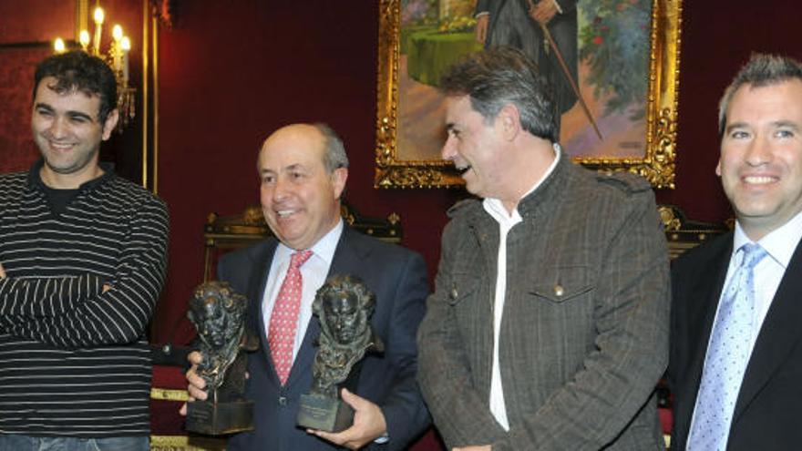 El alcalde de Granada, José Torres Hurtado ha recibido a David Rodriguez , director de Kandor Graphics; Marcelino Almona, socio fundador de la empresa y Manuel Sicilia, socio de Kandor Graphics, tras obtener esta empresa de animación un Goya.