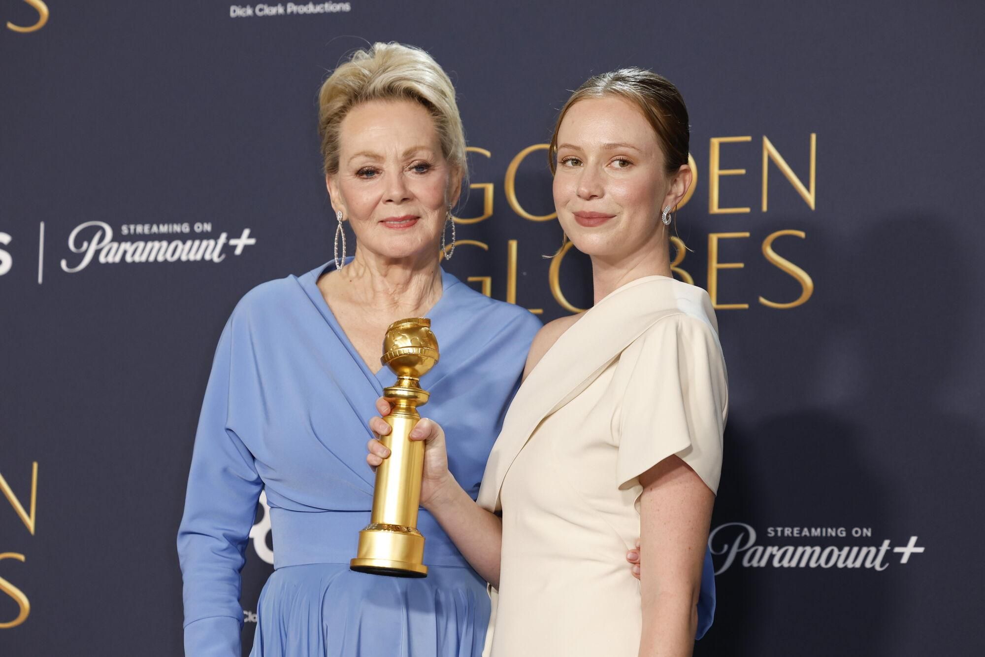 Beverly Hills (United States), 06/01/2025.- US actors Jean Smart (L) and Hannah Einbinder (R) pose in the press room with the award for best television series - musical or comedy for 'Hacks' during the 82nd annual Golden Globe Awards ceremony at the Beverly Hilton Hotel in Beverly Hills, California, USA, 05 January 2025. Artists in various film and television categories are awarded Golden Globes by the Hollywood Foreign Press Association. EFE/EPA/CAROLINE BREHMAN
