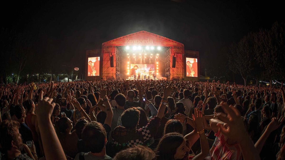 L'escenari de l'Empordà Music Festival amb milers d'espectadors.