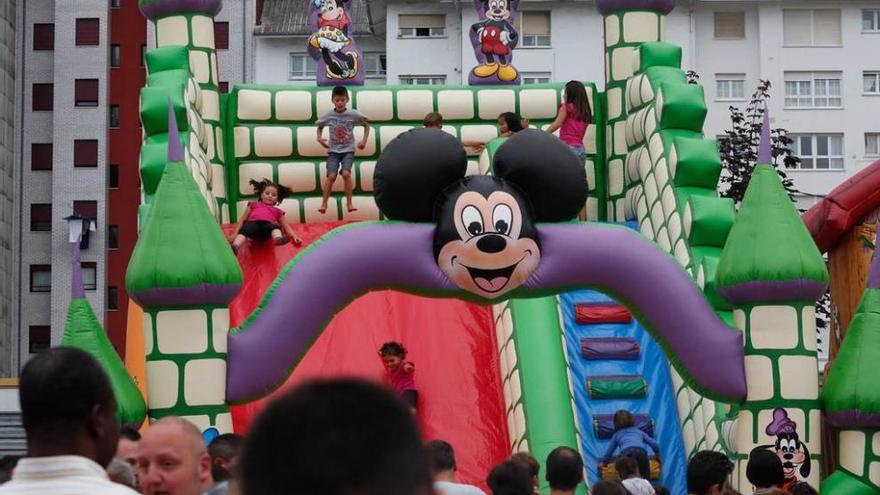 Público, ayer, en las atracciones de &quot;Divertilandia&quot;.