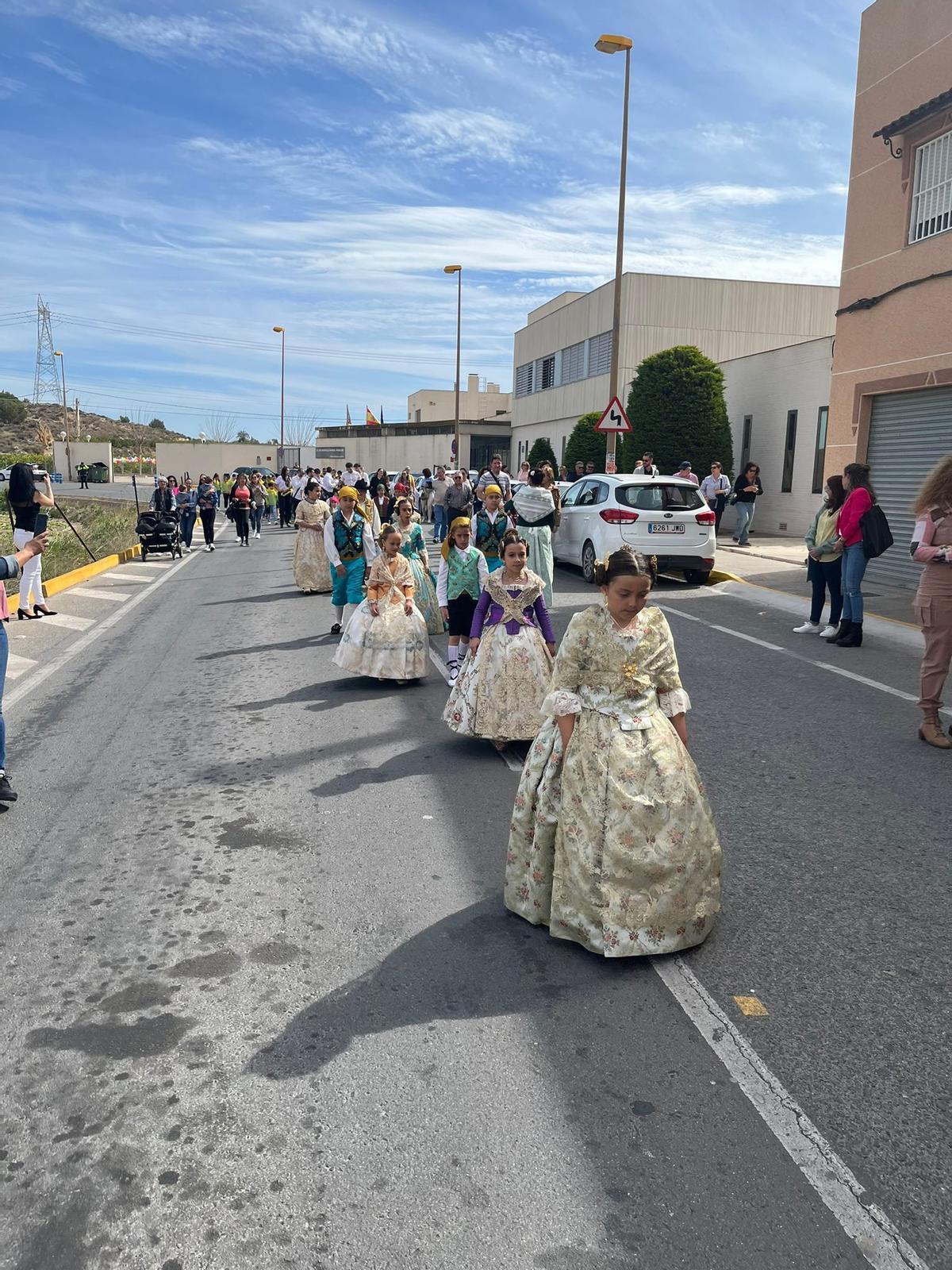 Desfile de falleros por las calles de Hurchillo
