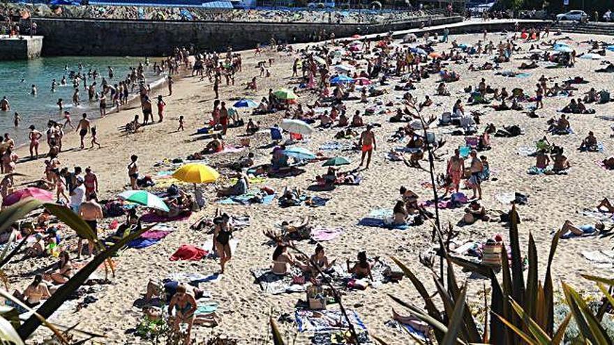 Los bañistas llenan la playa de San Amaro, ayer, en el último día de mayo.