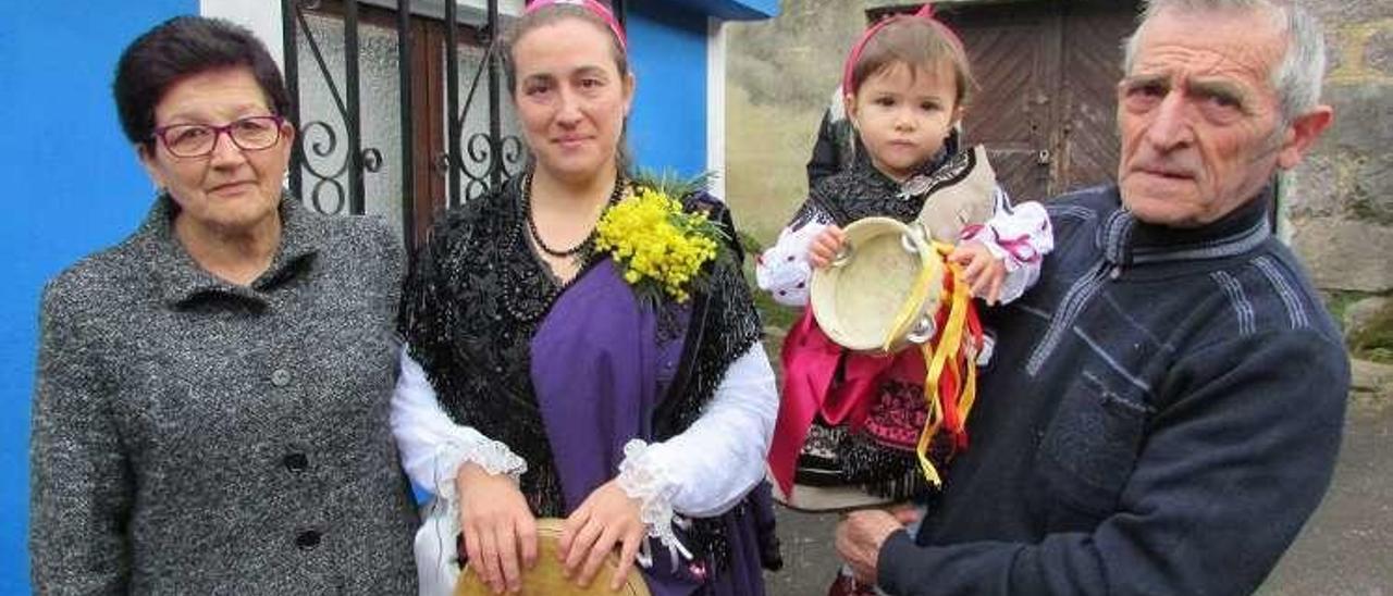 María Antonia Galán, Laura Fernández y Simón Fernández con su nieta Laia Ibáñez en brazos.