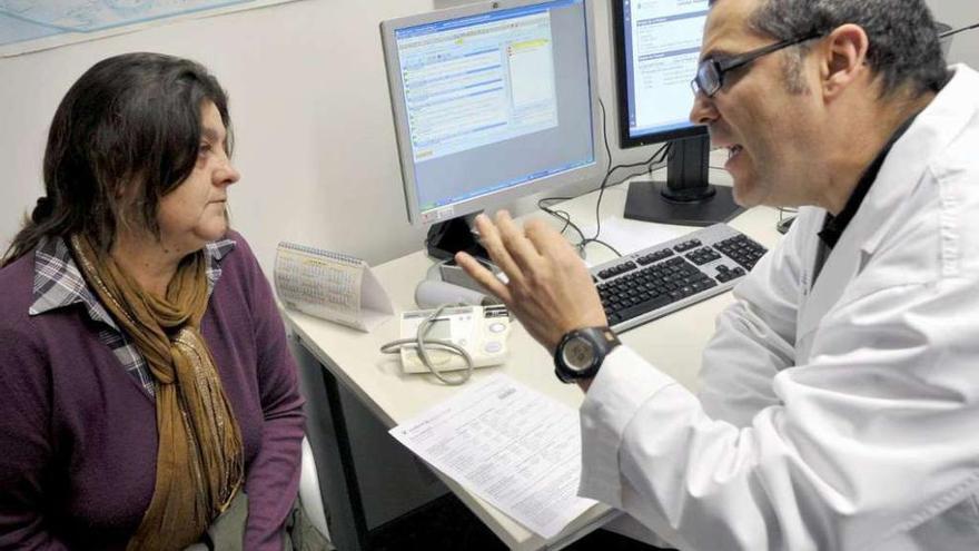 Un médico atiende a una paciente en consulta.