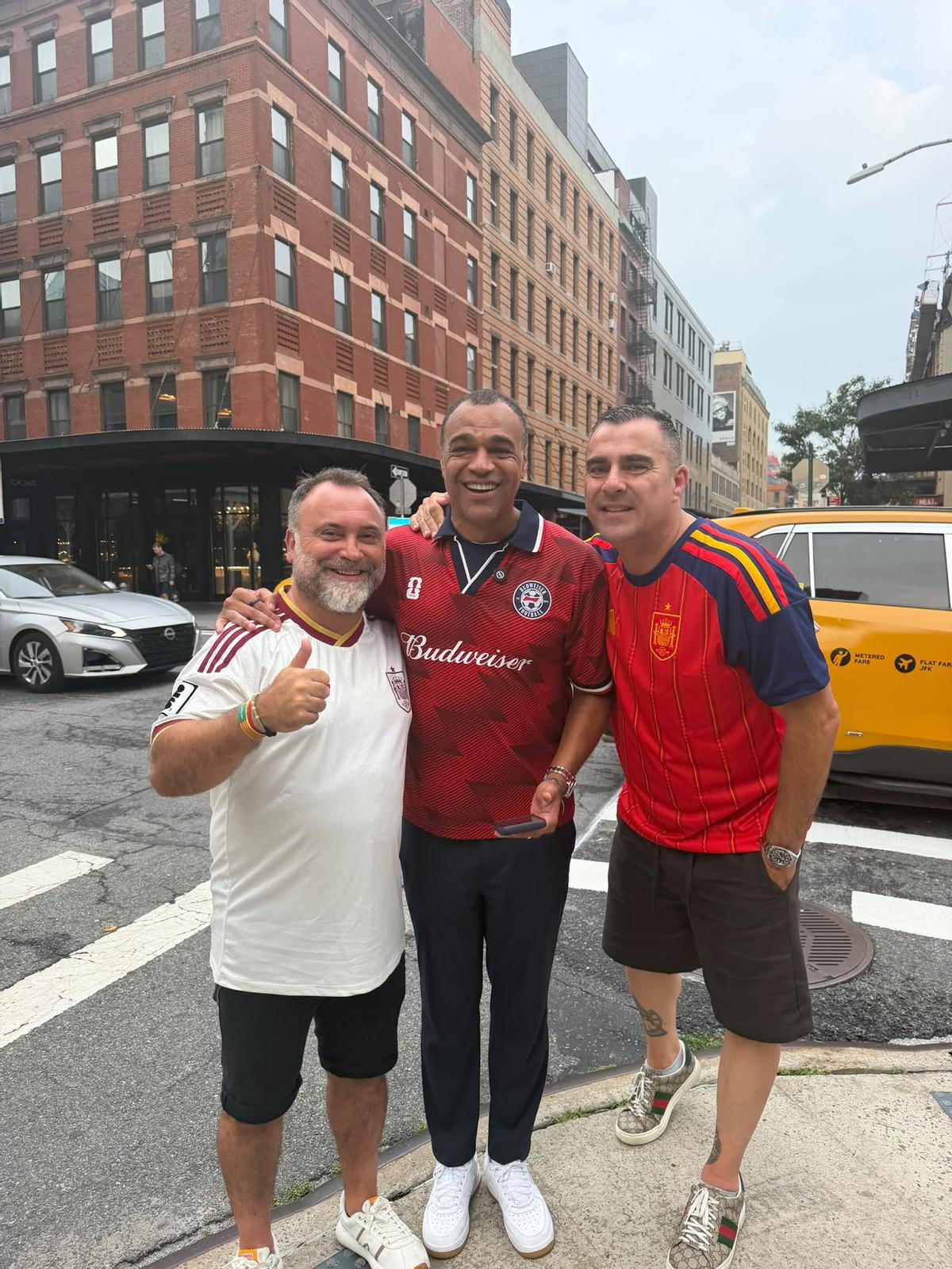 Fernando Puig, Emilio Gálvez, Julio Paulo, Fernando Roca y Álex Cabezas, aficionados castellonenses en la final del Mundial 2026 junto al exfutbolista brasileño Cafú.