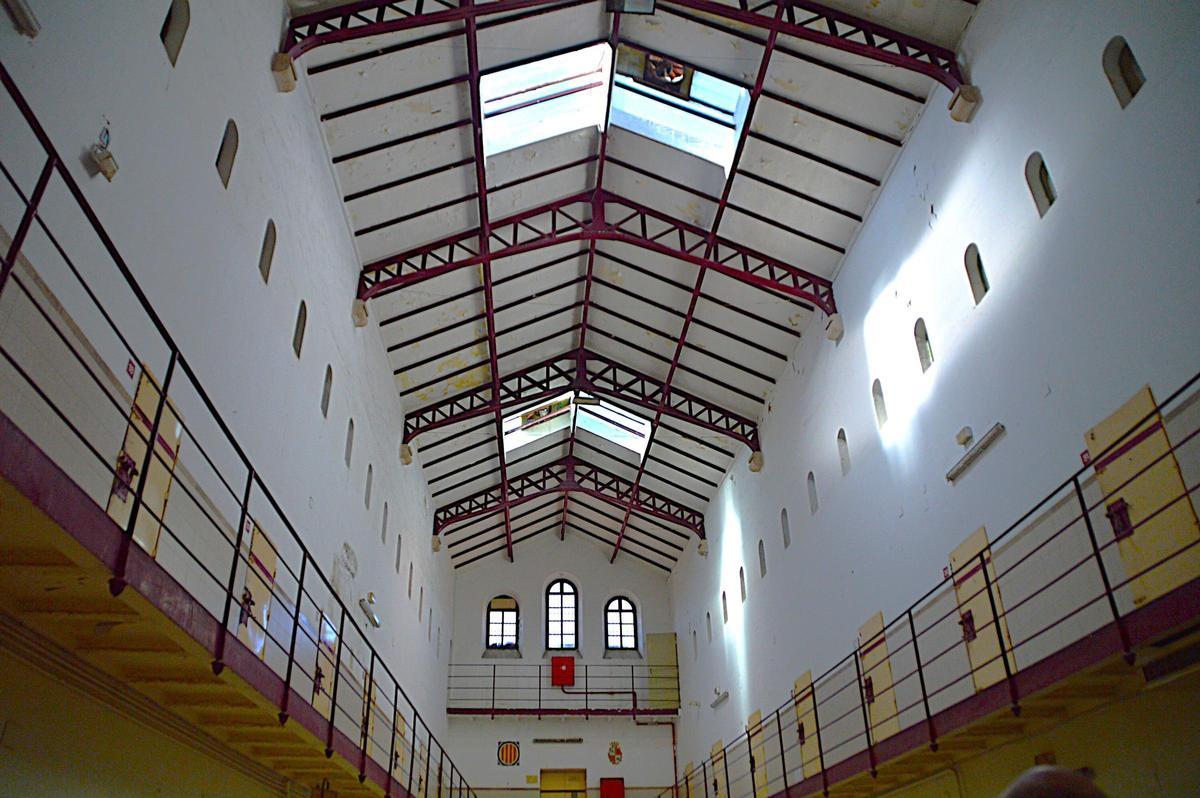 Interior de la presó vella amb el pati central cobert envoltat de cel·les