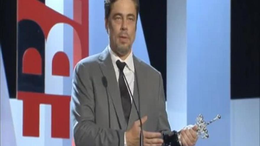 Benicio del Toro recibe el premio Donostia