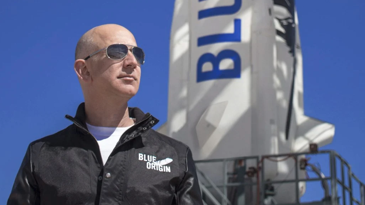 El multimillonario Jeff Bezos subasta un viaje con él al espacio en julio