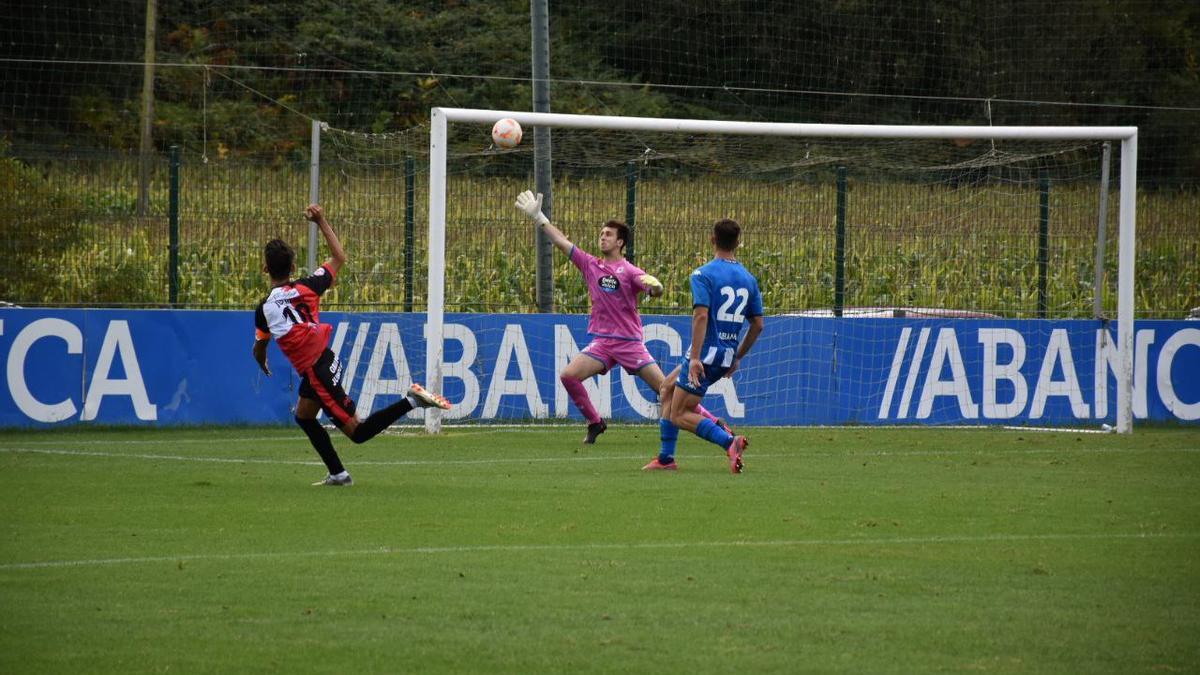 Julio Rey en la acción en la que tuvo en sus botas el 1-2.