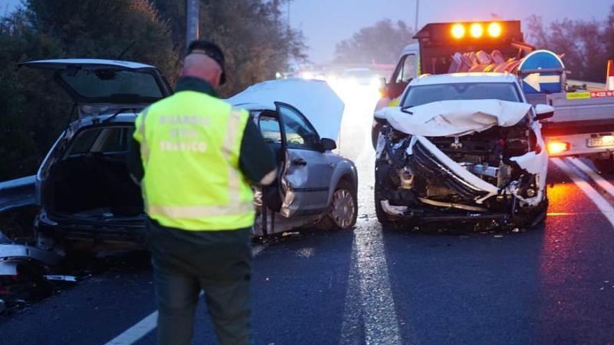 Cuatro heridos, dos de ellos atrapados, en la colisión frontal de dos coches en la N-432