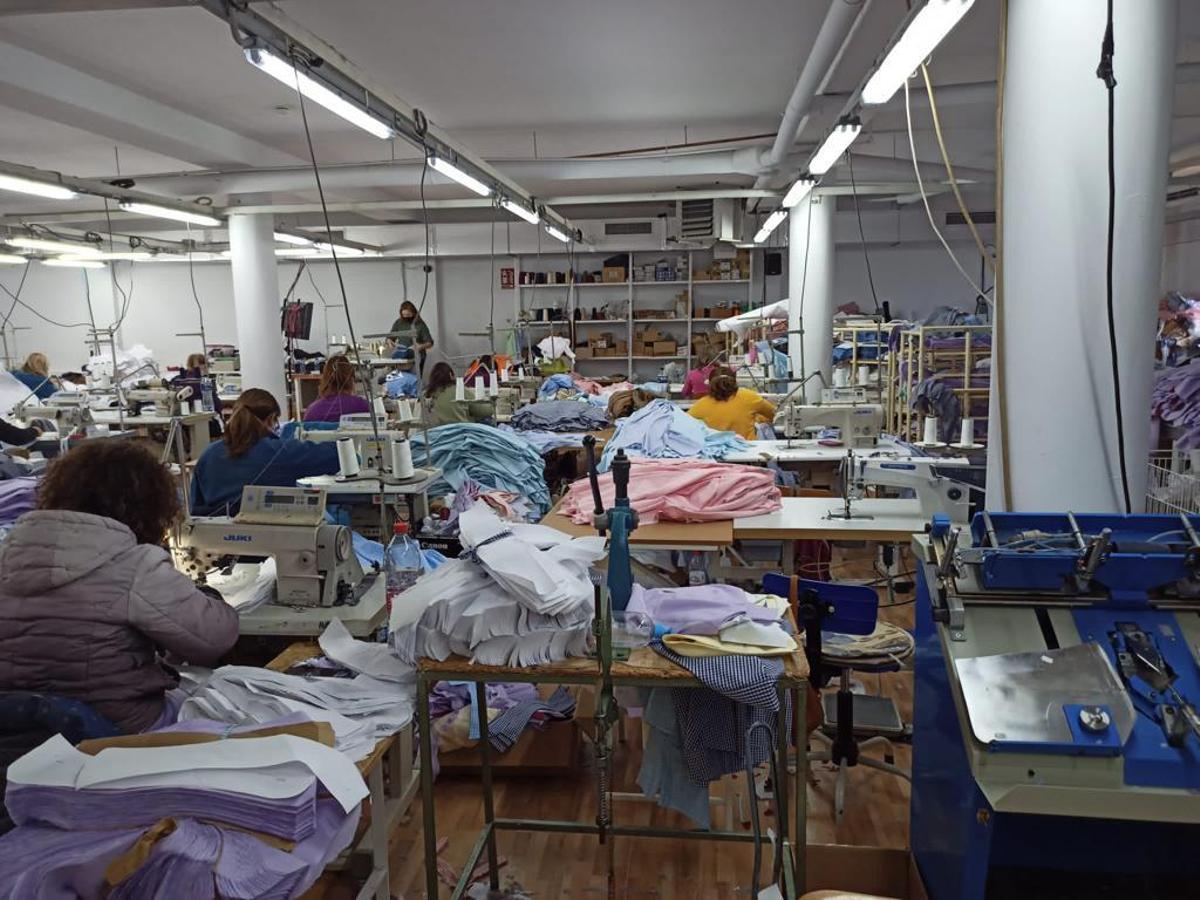 Trabajos en el taller de la empresa Dumads, en Almedinilla.