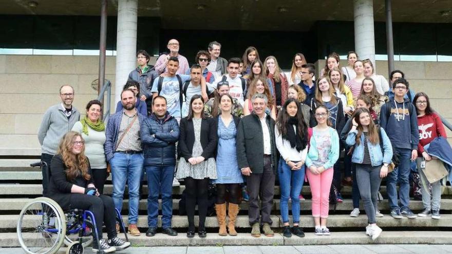 Los jóvenes y sus profesores, con representantes del Concello y el director de A Paralaia. // G.N.