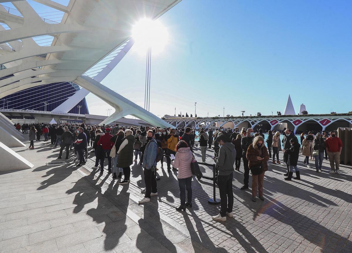 Colas para la recibir la tercera dosis de la vacuna de la covid en València