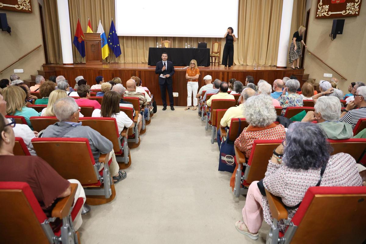 Oswaldo Betancort y Nori Machín, este lunes, informan a los jubilados sobre las nuevas ayudas de los viajes del Imserso