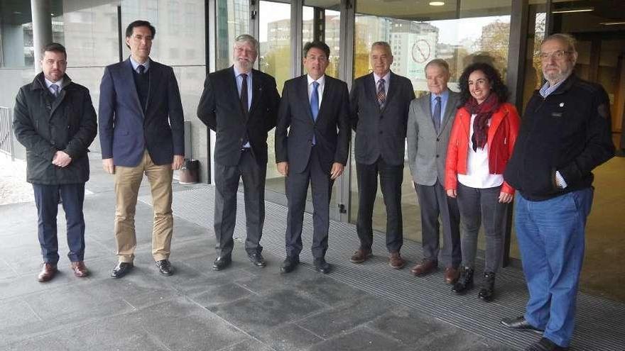 Representantes de la Unión Profesional de Galicia y de la Xunta, ayer en Pontevedra. // FdV