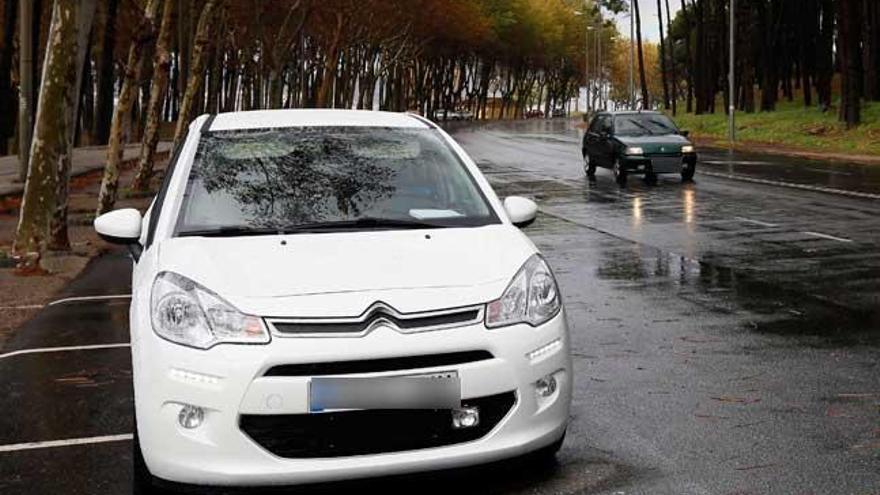 El nuevo radar camuflado de la Policía Local en pruebas en la avenida de Samil. // Ricardo Grobas