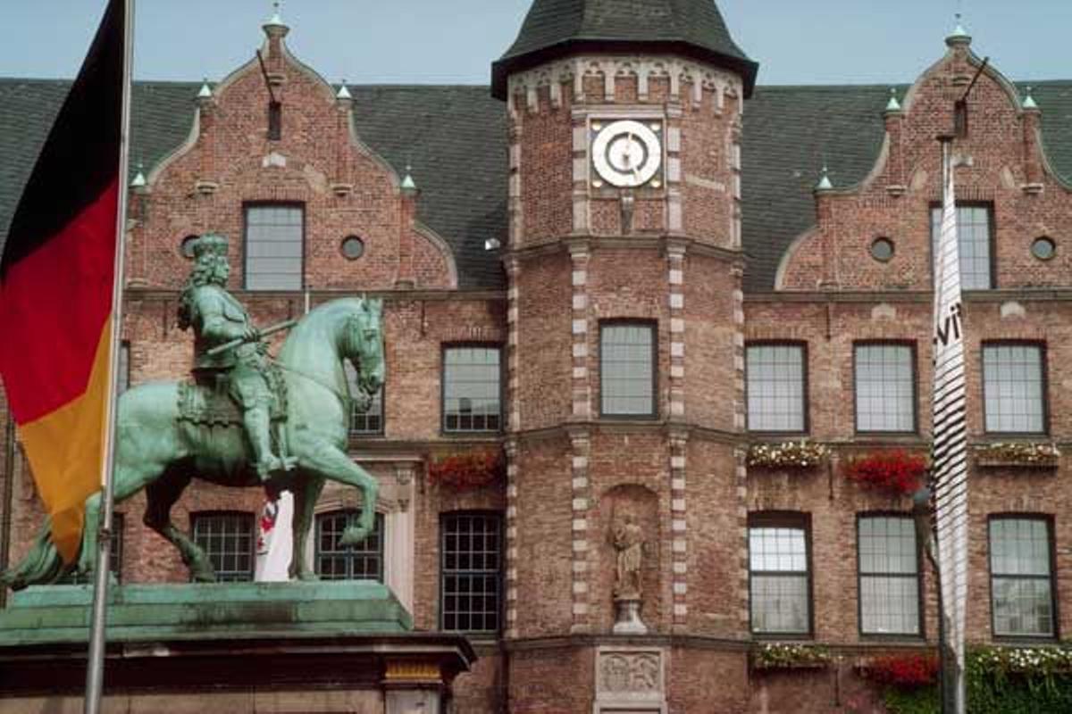 Fachada del Ayuntamiento de Dusseldorf con la estatua ecuestre de Johann Wilhelm II en primer plano.