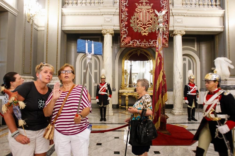 Visita a la Real Senyera en el Ayuntamiento