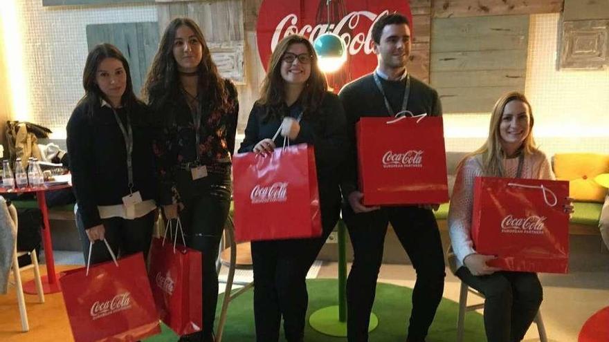 Catarina Barcala, en el centro, ayer en la sede de Coca-Cola en Madrid con los demás finalistas.